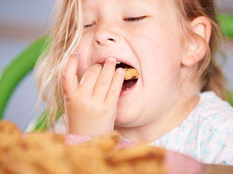 Makanan Manis Penyebab Gigi Anak Menjadi hitam