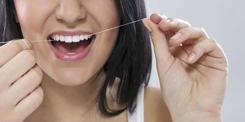 Terlalu Brutal Saat Flossing, Infeksi di Gusi Menjalar Sampai Kaki