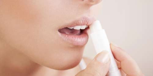 Basahi Bibir Dengan Ludah Jika Tidak Ingin Bibir Kering