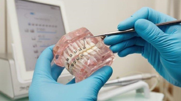 Dokter gigi spesialis ortodonsia berfokus pada perawatan memperbaiki susunan gigi manusia, Sumber: health.tribunnews.com