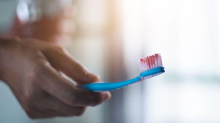 Informasi terkait penangan gusi berdarah saat sikat gigi, Sumber: sehatq.com
