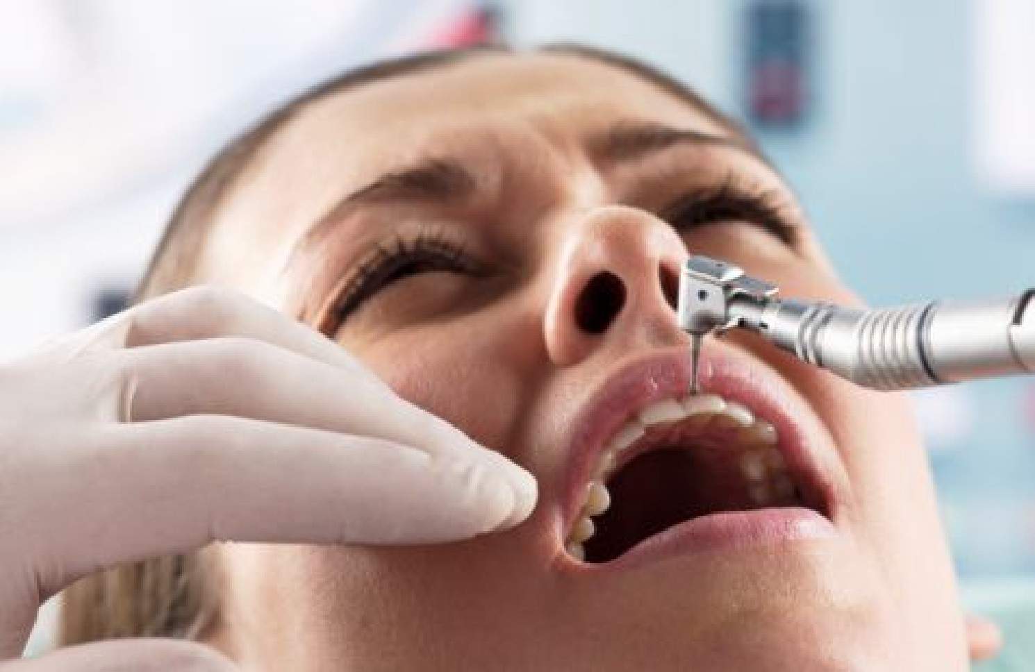 Боюсь анестезии. Укол в Десну у стоматолога. Бормашина зубная. Стоматолог сверлит зуб.