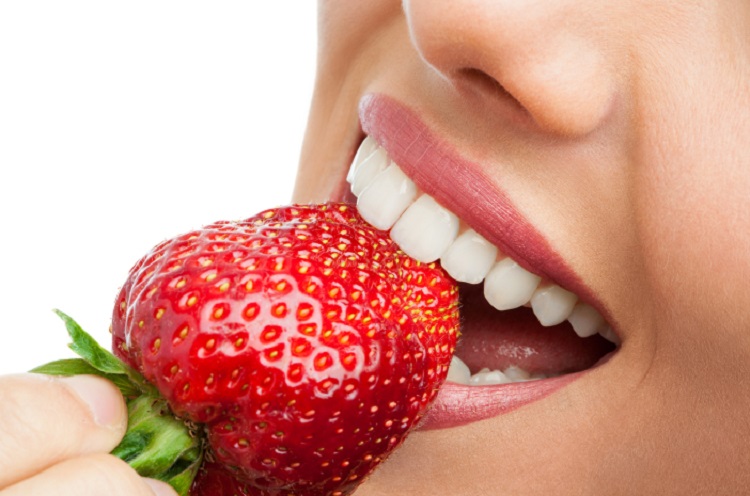 Mengkonsumsi buah strawberry, Sumber: halodoc.com