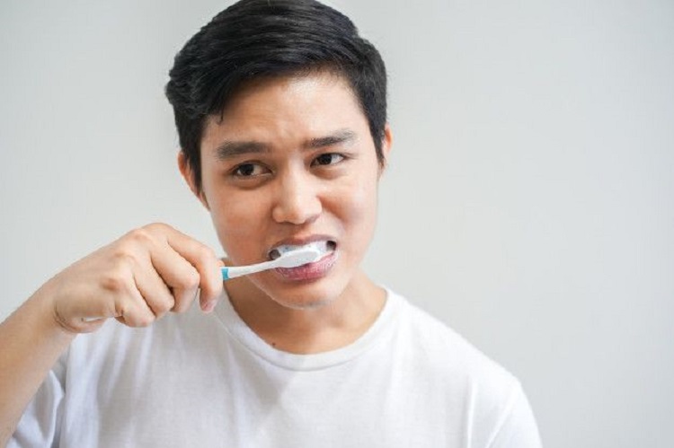 Menyikat gigi dengan rutin dan teknik yang tepat bisa mengurangi risiko terkena periodontitis, Sumber: mstar.com.my
