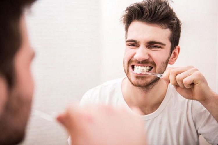 Rajin menggosok gigi 2 kali sehari, Sumber: lifestyle.sindonews.com