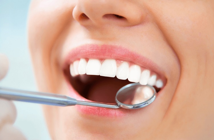 Melakukan pemeriksaan gigi secara rutin untuk mencegah rusaknya enamel, Sumber: hovedentalclinic.co.uk