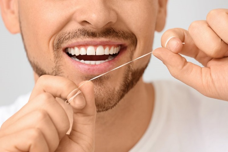 Penggunaan dental floss sebagai alat pembersih sela gigi, Sumber: berquistdentistry.com
