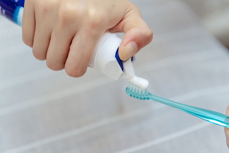Menjaga kebersihan mulut dengan sikat gigi ketika berpuasa, Sumber: wefast.care