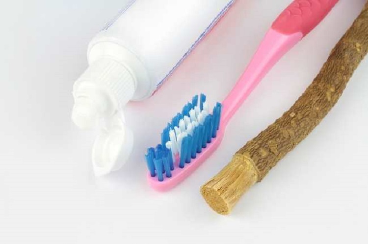 Menjaga kesehatan gigi dengan siwak, Sumber: alodokter.com