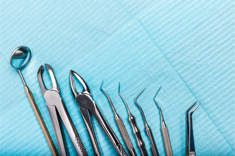 Beragam peralatan dokter gigi saat praktik, Sumber: criticaldental.com.au