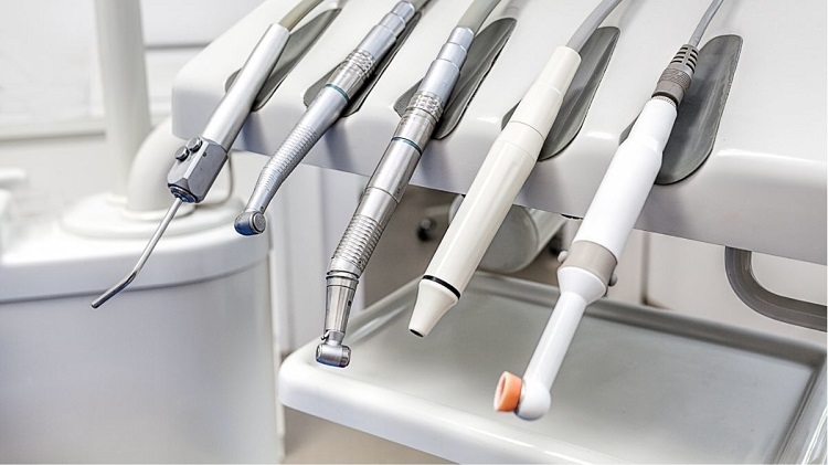Berbagai alat yang digunakan oleh dokter gigi, Sumber: klikdokter.com