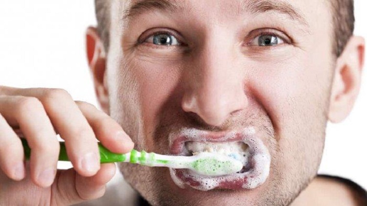 Hindari menyikat gigi yang terlalu keras, Sumber: health.tribunnews.com
