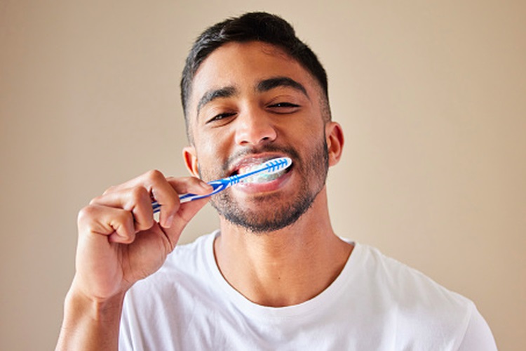 Sikat gigi teratur dengan pasta gigi berfluoride, Sumber: kompas.com