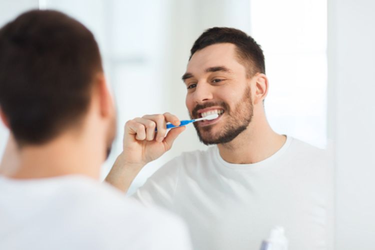 Informasi terkait manfaat sikat gigi sebelum tidur, Sumber: kompas.com