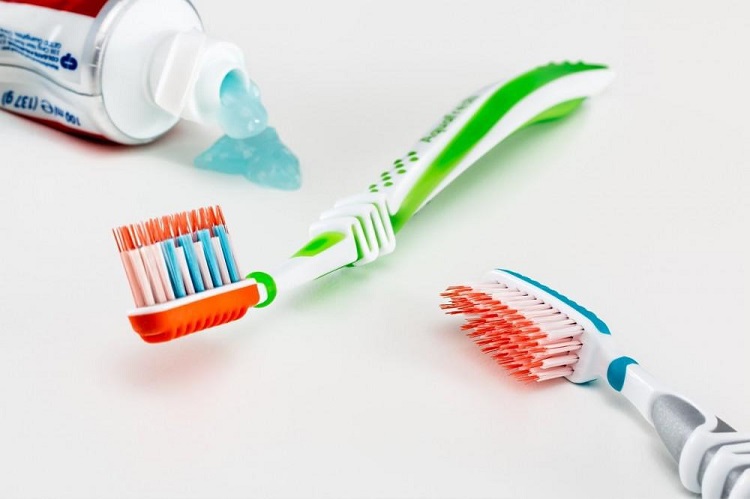 Pilih pasta gigi yang mengandung fluoride sebagai solusi untuk gigi sensitif, Sumber: rifkindental.com