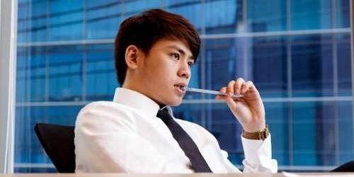Ini Bahaya Kebiasaan Gigiti Pulpen