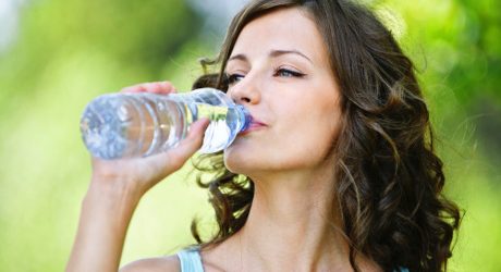 Ini Alasan Mengapa Rutin Minum Air Putih Baik untuk Tubuh
