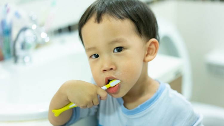 Mengajarkan anak menyikat gigi sejak dini, Sumber: klikdokter.com