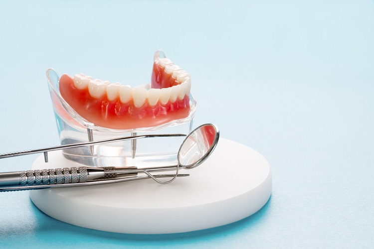 Penggunaan gigi palsu, Sumber: honestdocs.id