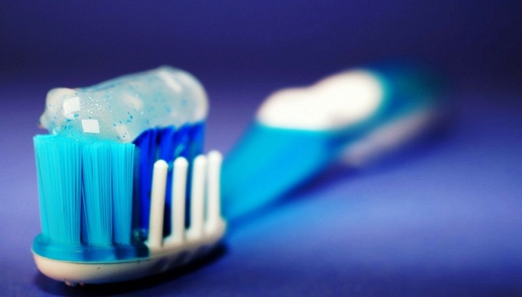 Menggunakan pasta gigi yang mengandung fluoride, Sumber: gtorthodontics.com