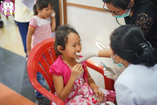 Stand kesehatan gigi dikunjungi anak-anak