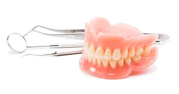 Tips agar nyaman menggunakan gigi tiruan