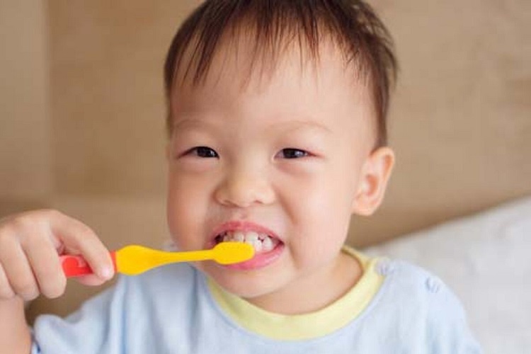 Gambaran anak yang sudah terbiasa menyikat gigi sendiri, Sumber: popmama.com