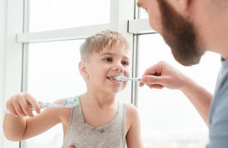 Tips mengajari anak sikat gigi, Sumber: suara.com