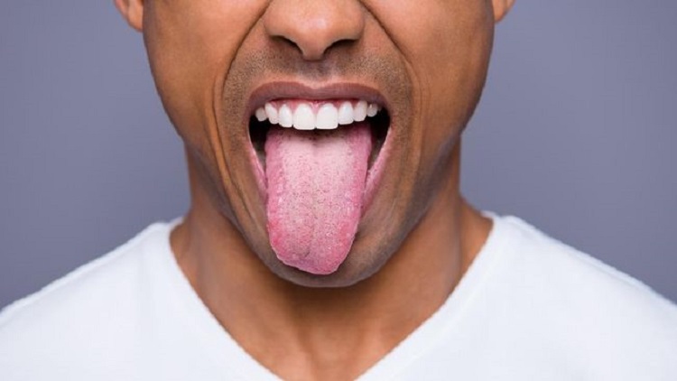 Menjulurkan lidah terus-menerus dapat menyebabkan gigi maju, Sumber: cnnindonesia.com