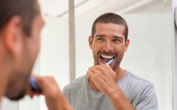 Menyikat gigi secara rutin dan benar dapat mencegah sariawan, Sumber: lottemart.co.id