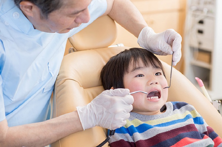 Melakukan perawatan gigi anak, Sumber: halodoc.com