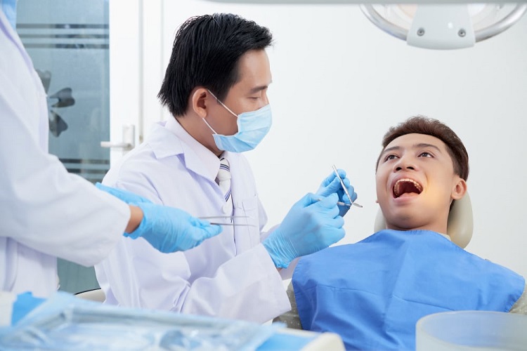 Konsultasi masalah gigi dengan dokter gigi, Sumber: medicelle.co.id