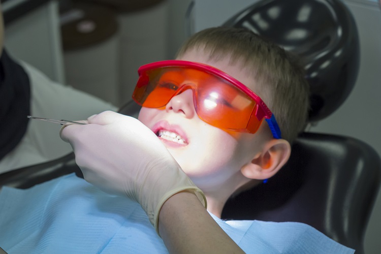 Melakukan perawatan gigi anak, Sumber: jcda.ca