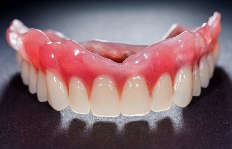 Ukuran gigi palsu yang dikenakan harus pas, Sumber: alodokter.com