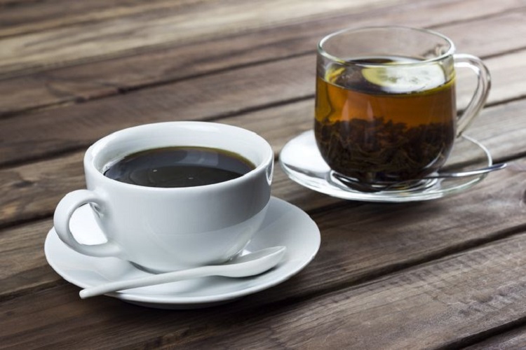 Terlalu sering mengkonsumsi kopi dan teh dapat merubah warna gigi, Sumber: food.detik.com