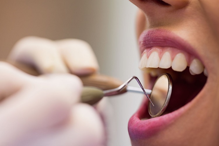 Melakukan pemeriksaan gigi di dokter gigi, Sumber: blog.klarsmile.com
