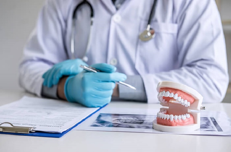 Mengatasi erosi gigi di dokter gigi, Sumber: halodoc.com