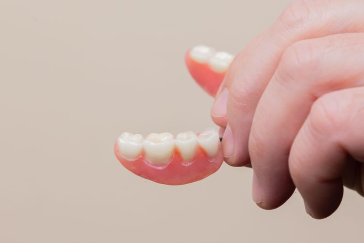 Mengenal berbagai cara mengatasi gigi palsu yang longgar, Sumber: kompas.com