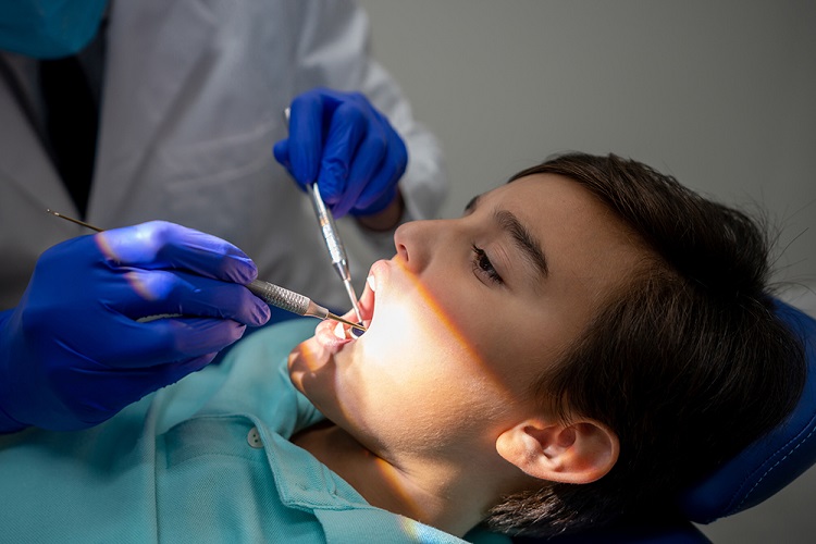 Ilustrasi anak melakukan perawatan untuk mengatasi sakit gigi, Sumber: hsdm.harvard.edu