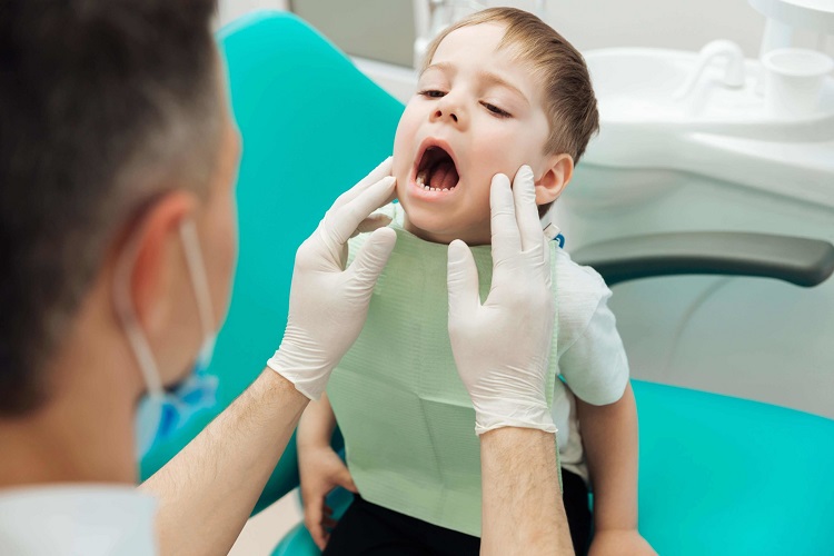 Melakukan perawatan ke dokter gigi anak terpercaya, Sumber: utknoxvilledentists.com