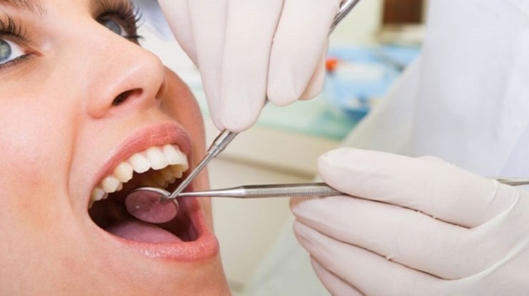 Pemeriksaan kondisi gigi, Sumber: biayatarif.com