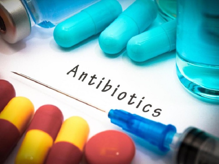 Memberikan antibiotik, Sumber: health.detik.com