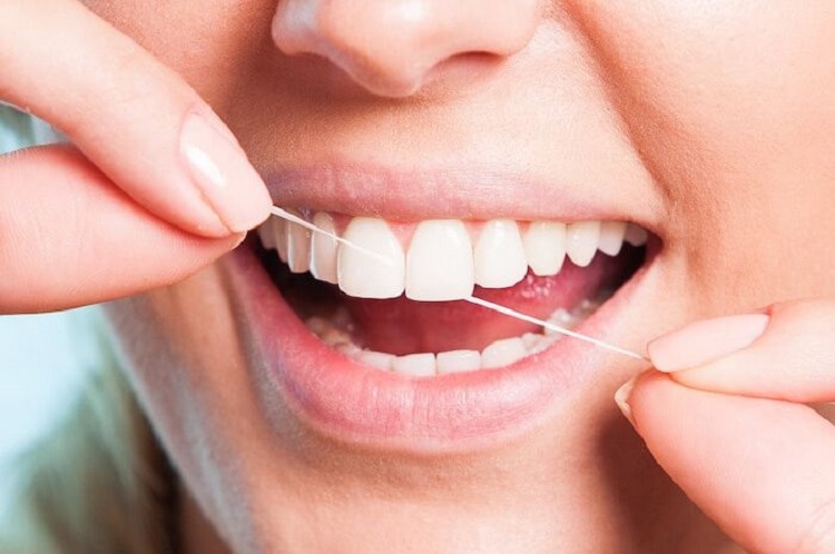 Merawat veneer gigi kelinci dengan flossing, Sumber: health.grid.id