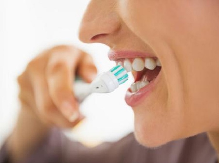 Rajin menyikat gigi untuk mencegah gigi berubang dan berubah warna, Sumber: health.detik.com