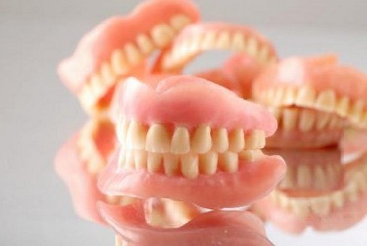Cara merawat gigi palsu permanen yang benar, Sumber: republika.co.id