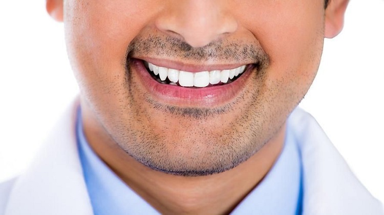 Mengenal perbedaan gigi taring dan gingsul, Sumber: sehatq.com