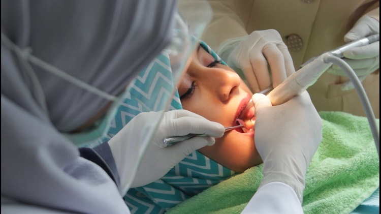 Ilustrasi tindakan dental spa, Sumber: youtube.com