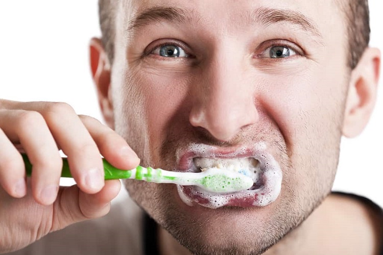 Menjaga gigi tetap putih dengan menyikat gigi yang benar, Sumber: gooddoctor.co.id