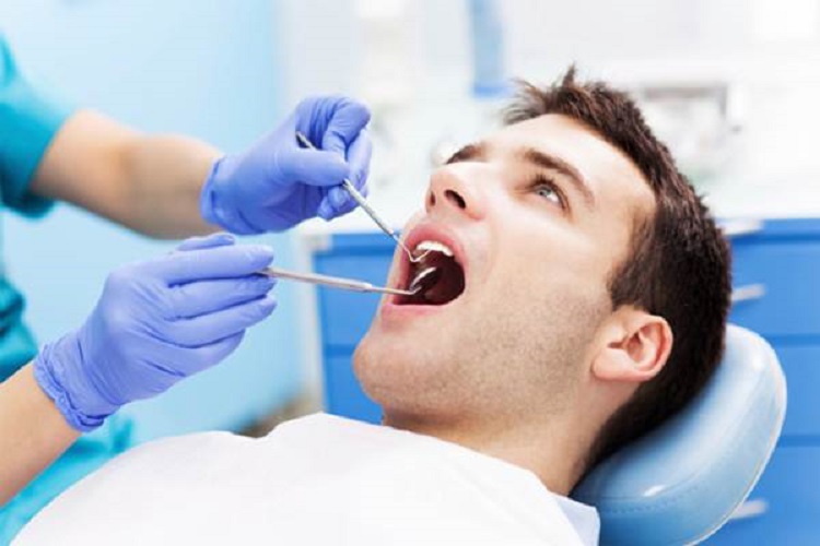 Pemeriksaan gigi di dokter gigi, Sumber: lifestyle.bisnis.com
