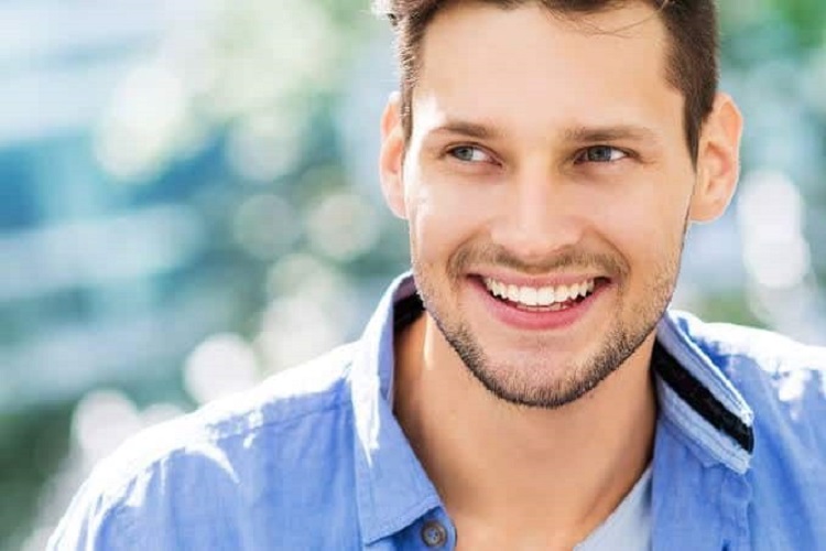 Warna gigi putih sehat menambah kepercayaan diri, Sumber: kamini.id